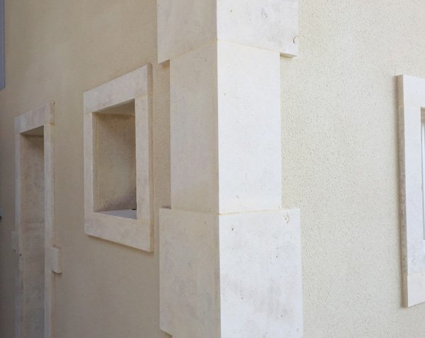 Corner chain in natural stone Corner chain in natural stone