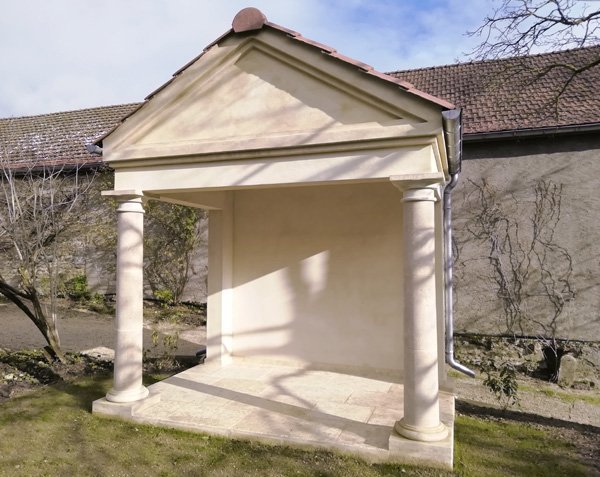 Tuscan column in natural limestone Tuscan column in natural limestone