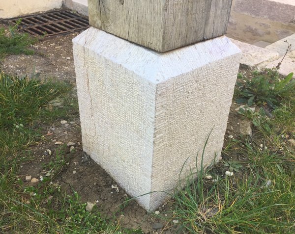 Base of post in natural limestone Base of post in natural limestone