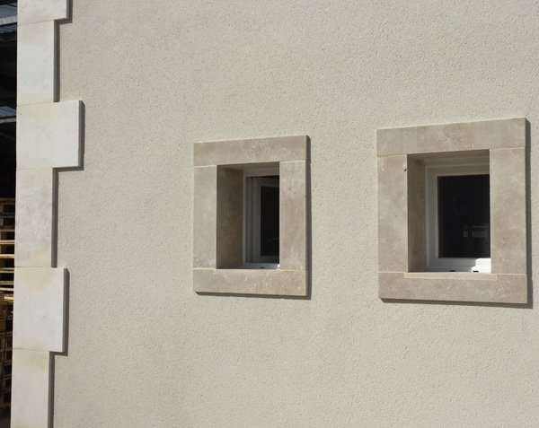 Cladding frame in natural stone