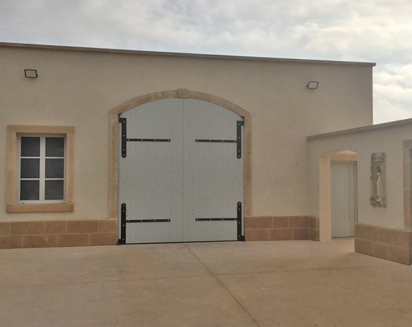 Soubassement en pierre naturelle - Lanvignes Doré Jaune - Chateau de Vosne Romanée Soubassement en pierre naturelle - Lanvignes Doré Jaune - Chateau de Vosne Romanée