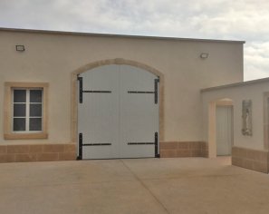 Natural stone base - Lanvignes Golden-Yellow - Château de Vosne-Romanée Natural stone base - Lanvignes Golden-Yellow - Château de Vosne-Romanée
