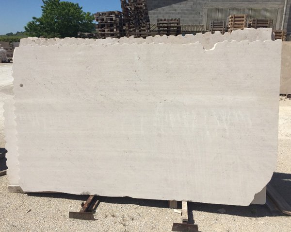 Natural stone in slabs