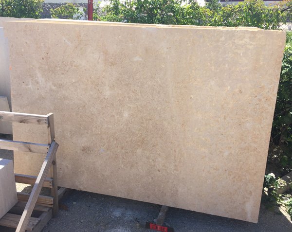 Slabs in Burgundy limestone Slabs in Burgundy limestone