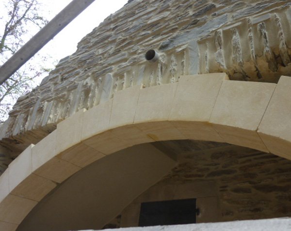 Construction of a stone vault Construction of a stone vault