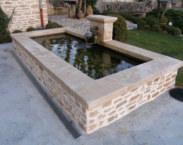 Public square fountain with coping in Burgundy limestone - Lanvignes Golden-Yellow Aged Public square fountain with coping in Burgundy limestone - Lanvignes Golden-Yellow Aged