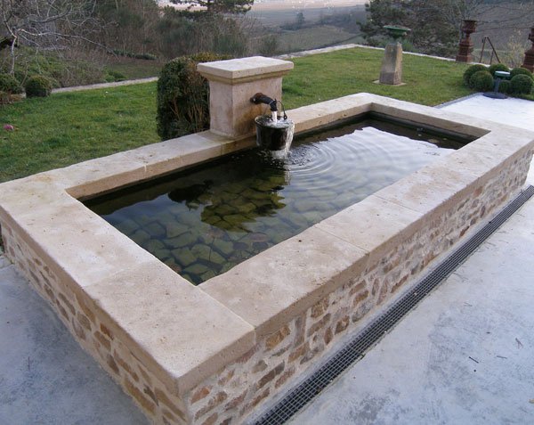 Fountain basin with well coping in Burgundy stone - Lanvignes Golden-Yellow Aged
