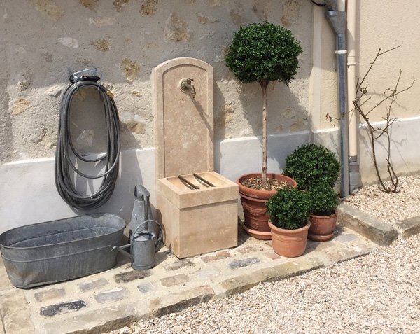 Fontaine murale en pierre de taille - Lanvignes Doré-Jaune Vieilli