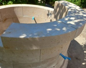 Puits en pierre ancien Lanvignes Doré-Jaune Finition Vieilli Puits en pierre ancien Lanvignes Doré-Jaune Finition Vieilli