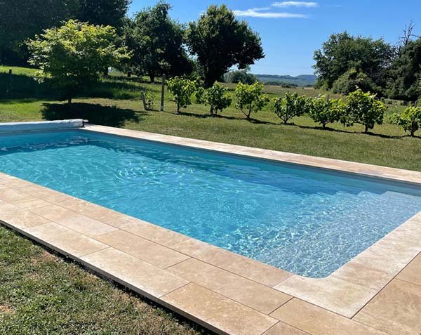 Piscine avec bords en pierre naturelle - Angle rentrant Piscine avec bords en pierre naturelle - Angle rentrant