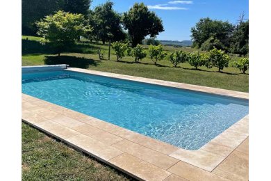 Piscine avec bords en pierre naturelle - Angle rentrant Piscine avec bords en pierre naturelle - Angle rentrant