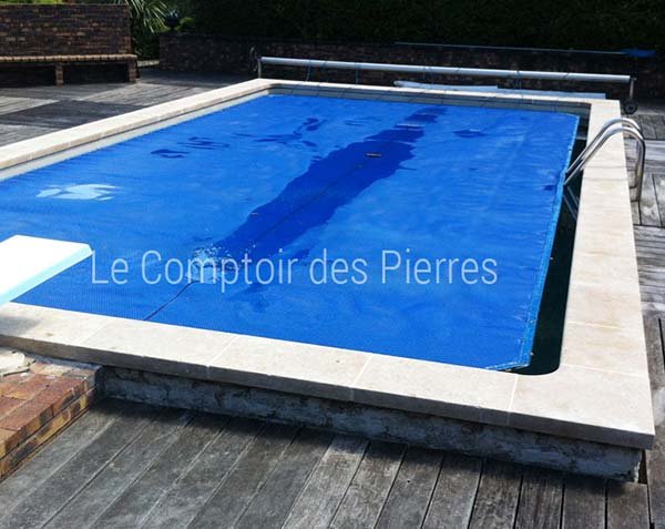 Piscine en pierre de Bourgogne - Margelle d'angle sur mesure. Piscine en pierre de Bourgogne - Margelle d'angle sur mesure.