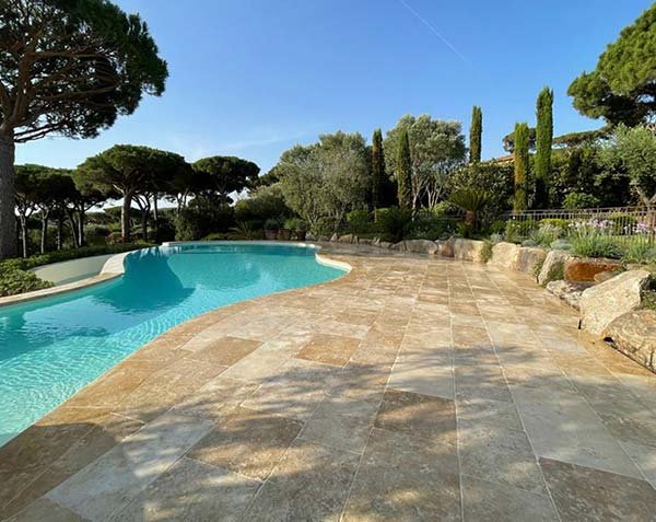 Burgundy limestone swimming pool - Terrace and coping stones Burgundy limestone swimming pool - Terrace and coping stones