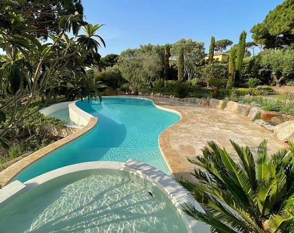 Swimming pool with custom curved coping stones - Outward corner Swimming pool with custom curved coping stones - Outward corner