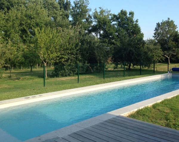 Bord de piscine en pierre naturelle