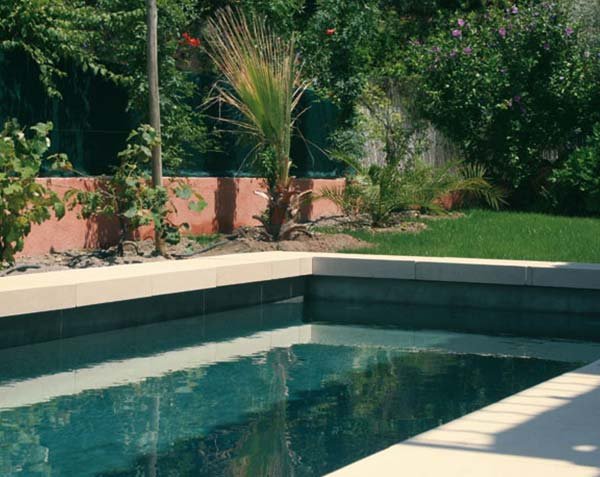 Outdoor terrace with pool - Burgundy limestone Outdoor terrace with pool - Burgundy limestone