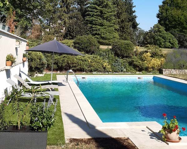 Pool coping and pool deck in natural Burgundy stone - Semond Nuancé Classic - Thickness 5 cm. Pool coping and pool deck in natural Burgundy stone - Semond Nuancé Classic - Thickness 5 cm.