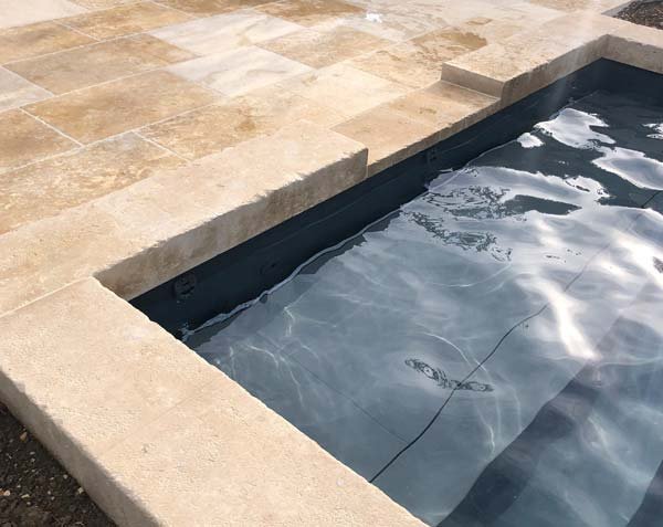 Pool edge in stone. Lanvignes Golden Yellow Rustic. Thickness 15 cm Pool edge in stone. Lanvignes Golden Yellow Rustic. Thickness 15 cm