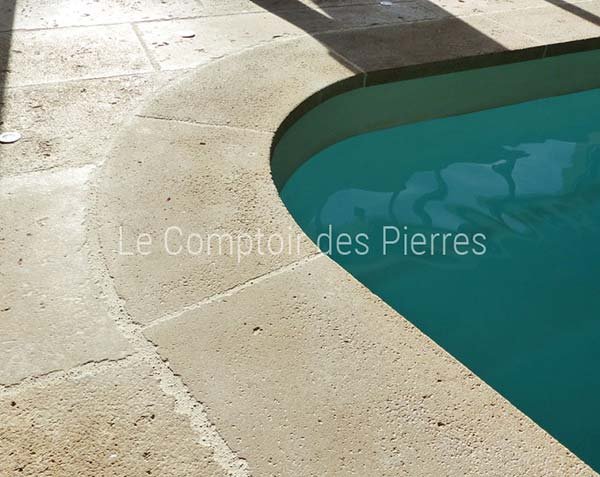 Margelles de piscine arrondies en pierre naturelle - Lanvignes Doré-Jaune Finition Tradition. Epaisseur 3 cm.