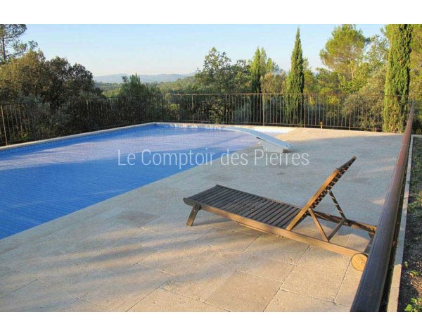 Pool deck in natural limestone. Copings in Lanvignes Golden-Yellow. Thickness 4 cm