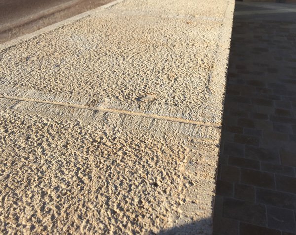 Coping stone for wall in stone.