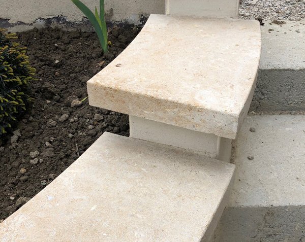 Coping stones in Burgundy limestone Lanvignes - Aged finish. Coping stones in Burgundy limestone Lanvignes - Aged finish.