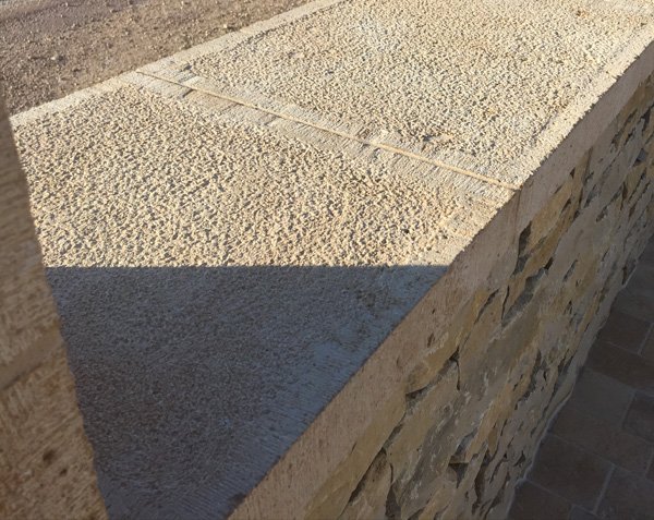 Mur en pierre - Finition Ciselé-Bouchardé