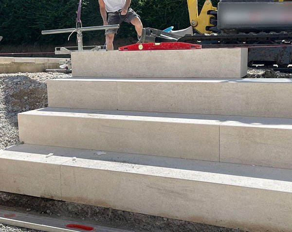 Laying Staircase and steps in natural limestone Laying Staircase and steps in natural limestone