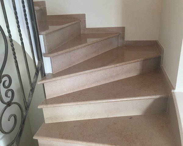 Habillage d'escalier en pierre Habillage d'escalier en pierre