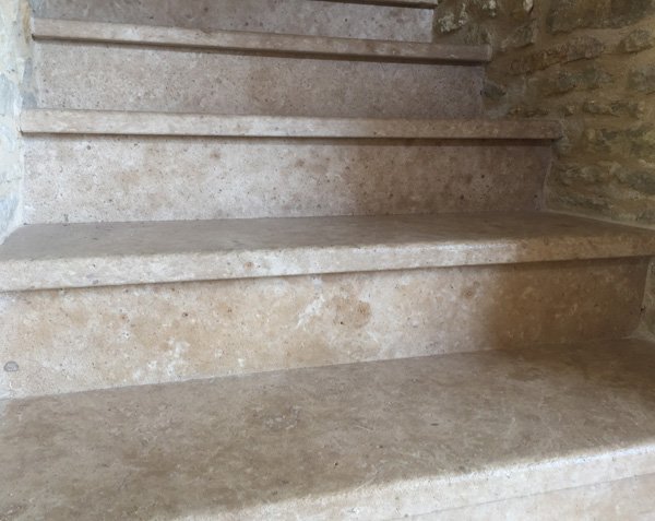 Stair cladding in stone - Lanvignes Golden-Yellow Aged Finish Stair cladding in stone - Lanvignes Golden-Yellow Aged Finish