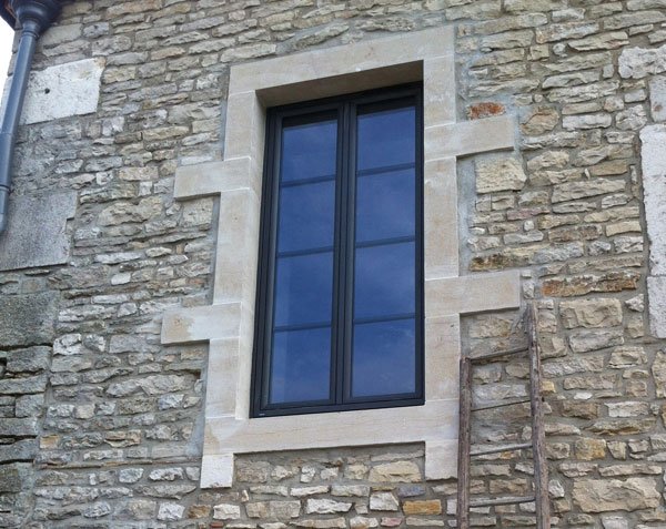 Encadrement de fenêtre en pierre de Bourgogne Encadrement de fenêtre en pierre de Bourgogne