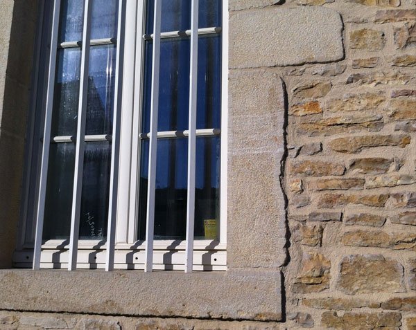 Window frame in Burgundy limestone Window frame in Burgundy limestone