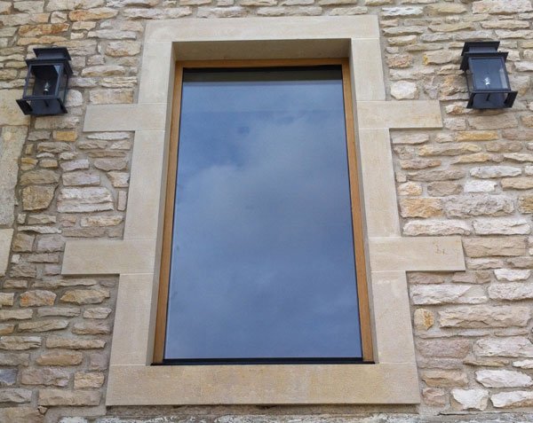 Jambs, lintel, sill in natural Burgundy limestone Jambs, lintel, sill in natural Burgundy limestone