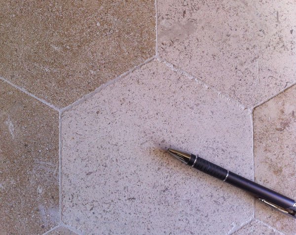 Tomettes hexagonales en pierre de bourgogne finition adouci