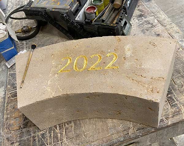 Keystone with engraving and gold leaf filling Keystone with engraving and gold leaf filling