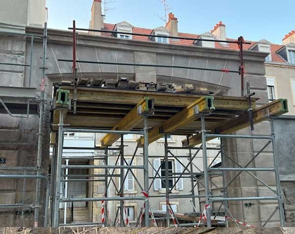 Arch in limestone - Boulevard Carnot Dijon - Lanvignes Golden-Yellow Aged finish