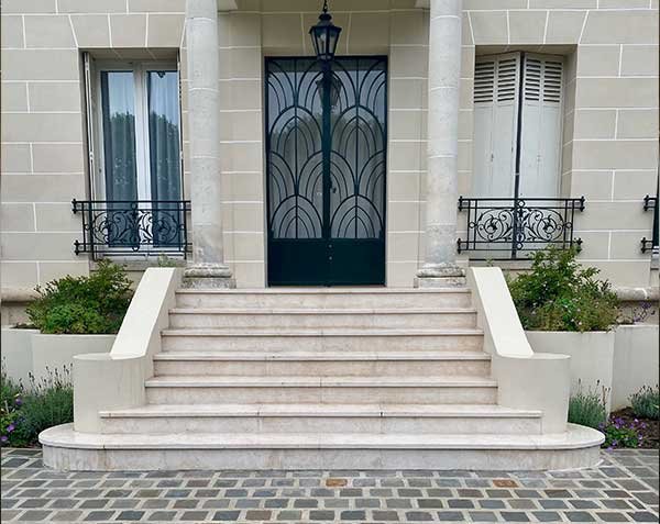 Front step in Burgundy limestone - Treads and risers - Semond Blended Aged Front step in Burgundy limestone - Treads and risers - Semond Blended Aged