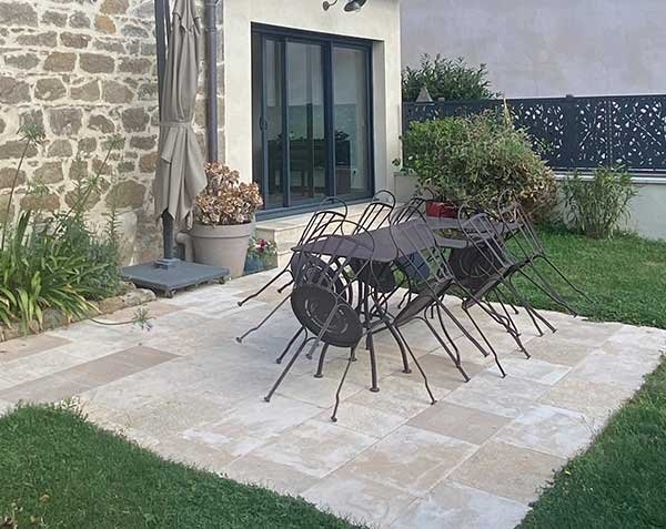 Terrace with a mix of beige cream and golden yellow stones from the North Côte d'Or