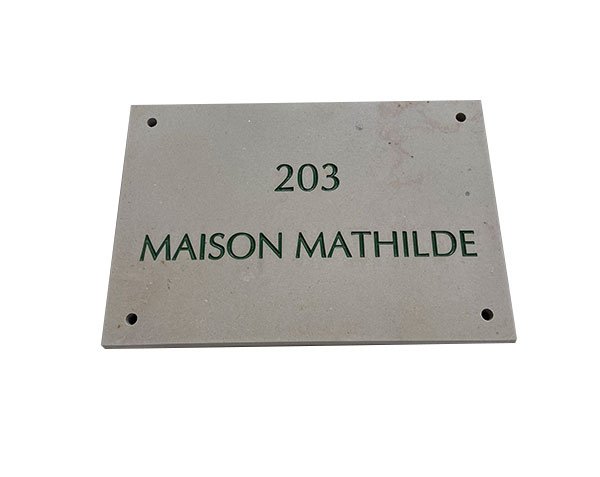 Gravure verte sur pierre naturelle