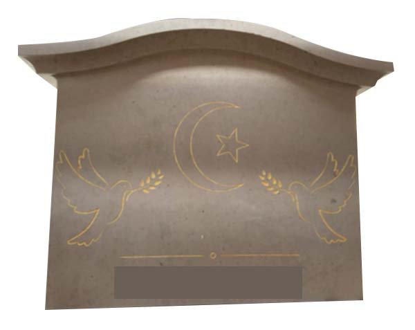 Stèle sur mesure avec colombes - Fronton Chapeau de gendarme - Comblanchien Clair Adouci Stèle sur mesure avec colombes - Fronton Chapeau de gendarme - Comblanchien Clair Adouci