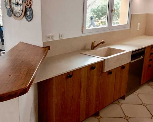 Natural limestone backsplash - Backsplash and sink in Charmot Light Honed