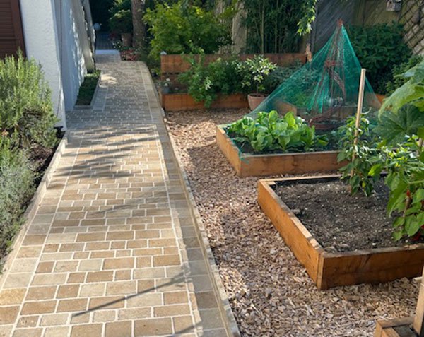 Pathway in natural limestone - Paving stones in Antique Color Mix Pathway in natural limestone - Paving stones in Antique Color Mix