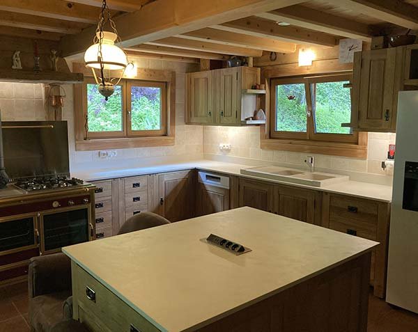 Kitchen countertops and sink in natural limestone - Charmot Light Honed