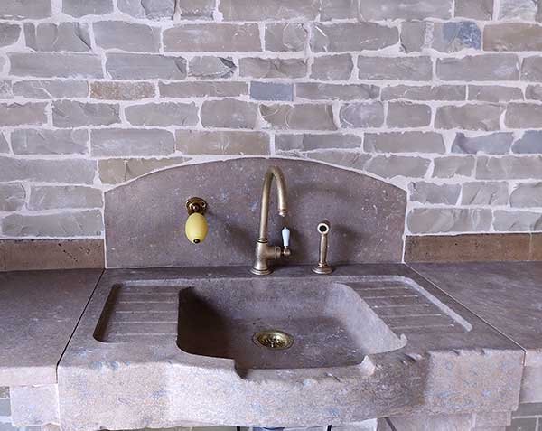 Solid limestone sink - Lanvignes Antiquaire