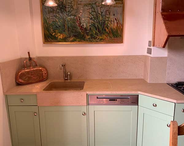 Aligoté model - Splashback in natural limestone Charmot Light Honed