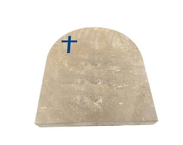 Stèle sur mesure en pierre dorée jaune avec gravure de croix de couleur bleue