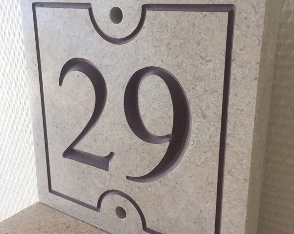 Plaque numéro de rue en pierre - Couleur Lie de vin