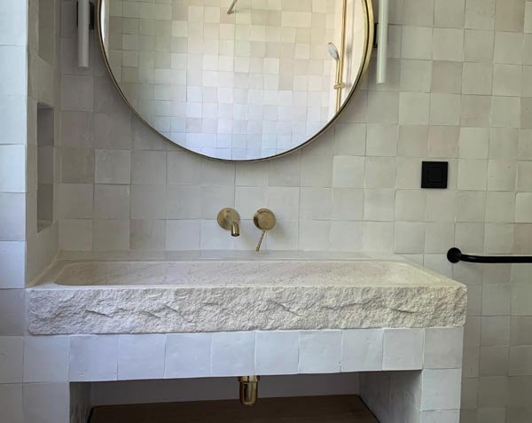 Rough Uzès washbasin in Burgundy limestone - Charmot Light Honed