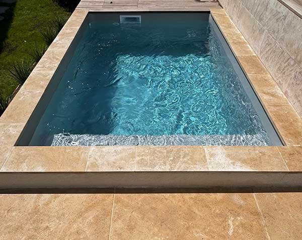Stone pool coping on 3 sides - Classic Finish in Random Lengths Stone pool coping on 3 sides - Classic Finish in Random Lengths
