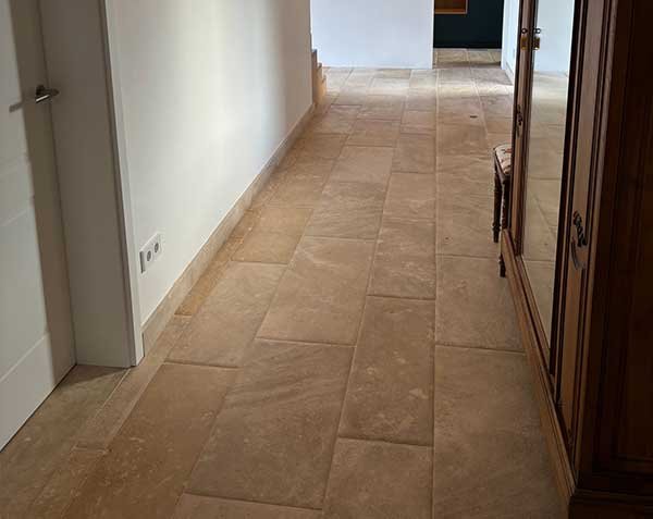 Irregular natural limestone hallway - Old Burgundy Slabs natural without patina - Lanvignes Golden-Yellow and Semond Blended Irregular natural limestone hallway - Old Burgundy Slabs natural without patina - Lanvignes Golden-Yellow and Semond Blended